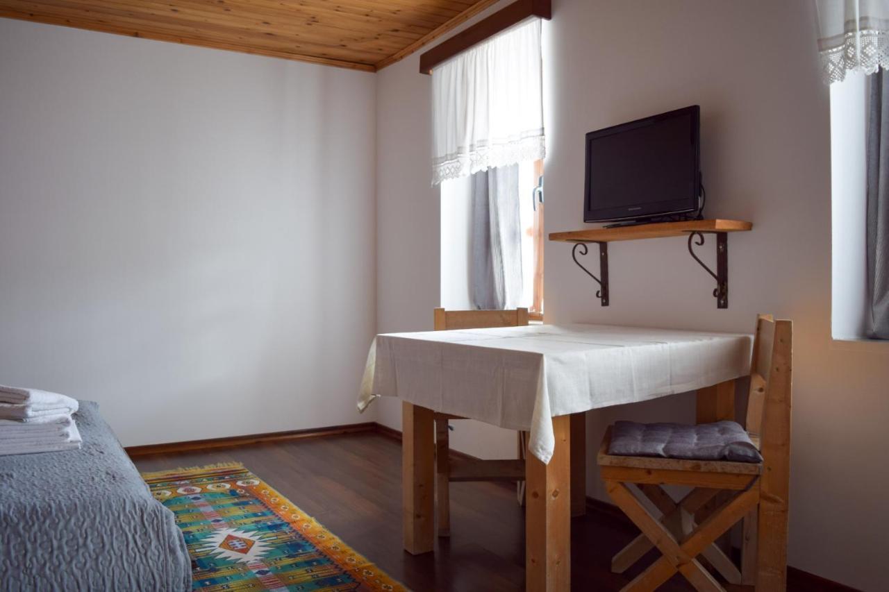 Sokaku I Te Marreve Guesthouse Gjirokaster Bagian luar foto