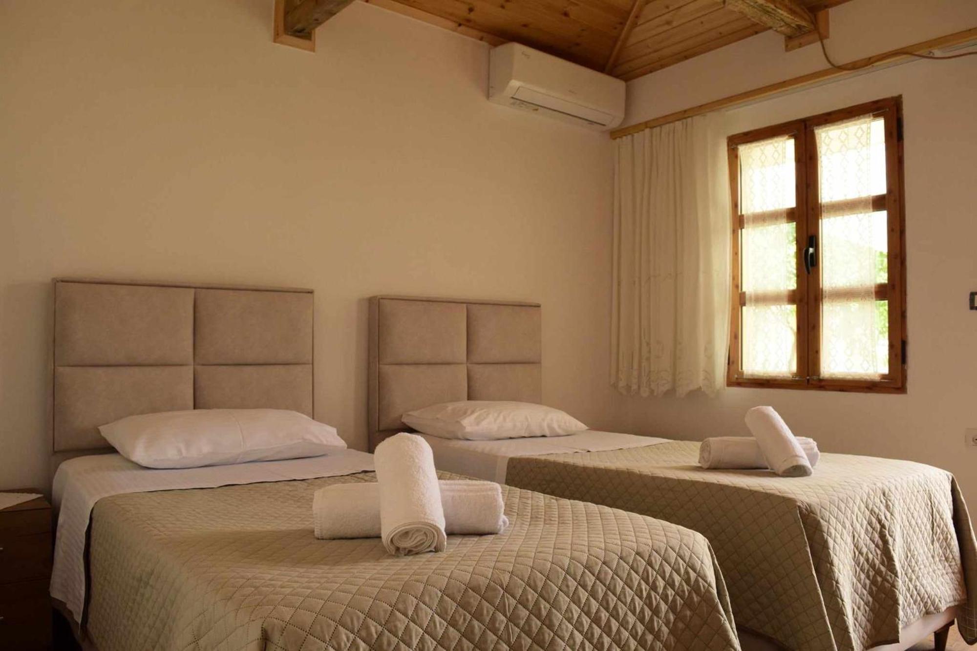 Sokaku I Te Marreve Guesthouse Gjirokaster Bagian luar foto