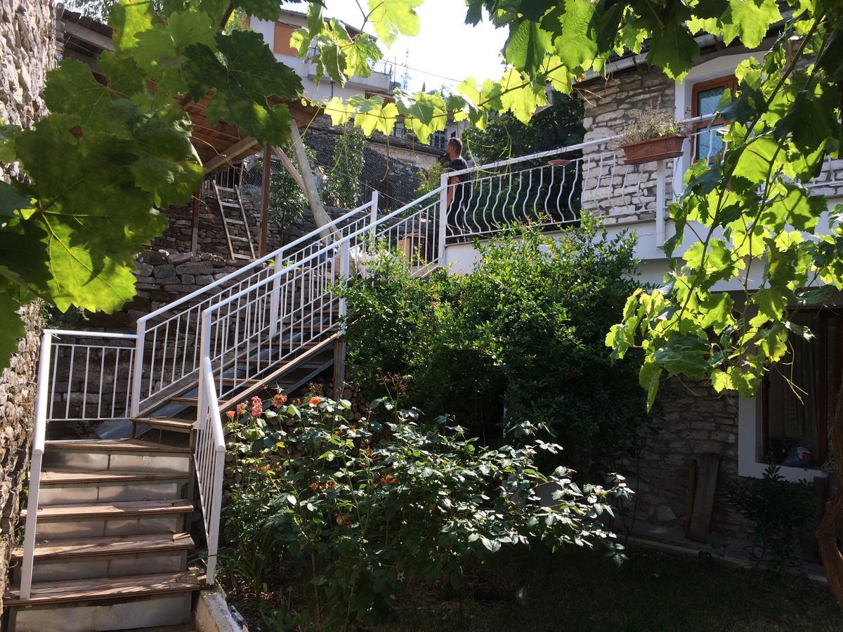 Sokaku I Te Marreve Guesthouse Gjirokaster Bagian luar foto
